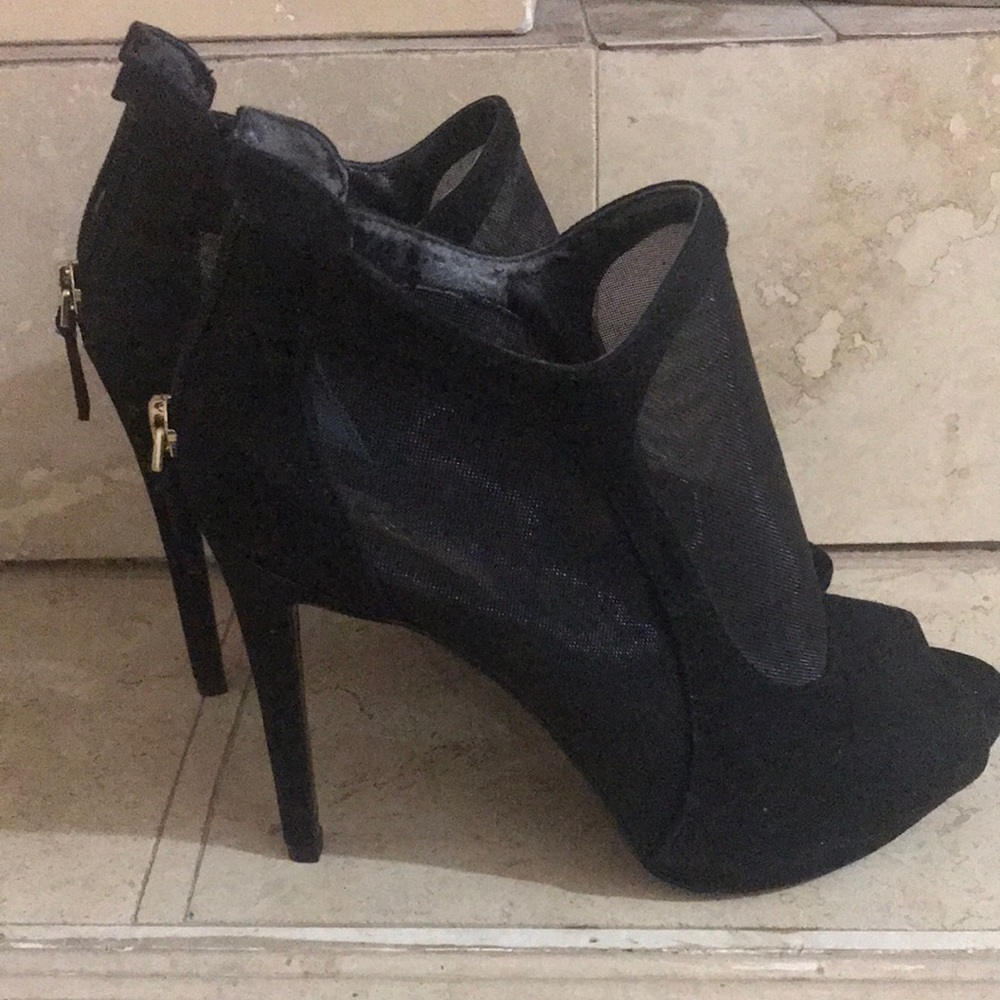 Guess high heel shoe